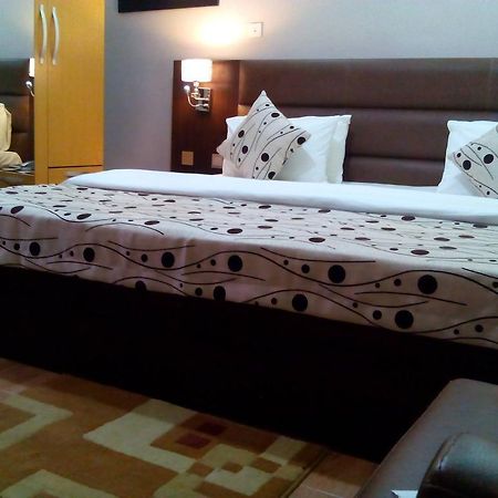 ดาวน์ทาวน์ รอยัล โฮเต็ล Gra Hotel อีเคจา ภายนอก รูปภาพ