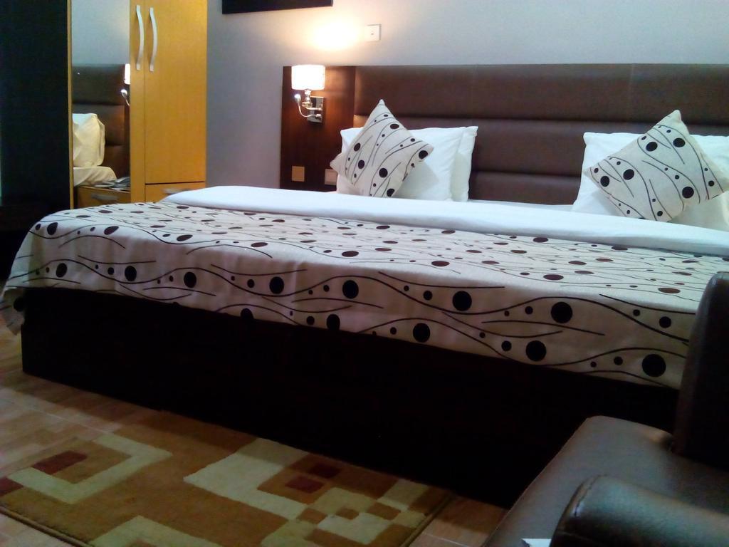 ดาวน์ทาวน์ รอยัล โฮเต็ล Gra Hotel อีเคจา ภายนอก รูปภาพ