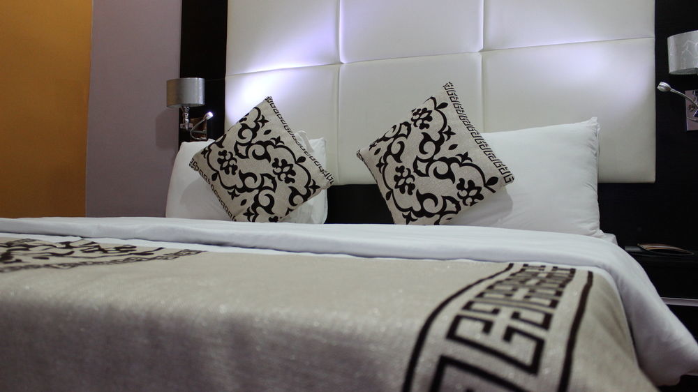 ดาวน์ทาวน์ รอยัล โฮเต็ล Gra Hotel อีเคจา ภายนอก รูปภาพ