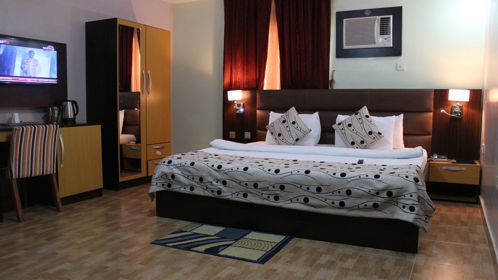 ดาวน์ทาวน์ รอยัล โฮเต็ล Gra Hotel อีเคจา ภายนอก รูปภาพ