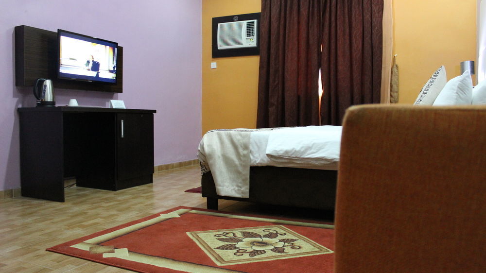 ดาวน์ทาวน์ รอยัล โฮเต็ล Gra Hotel อีเคจา ภายนอก รูปภาพ