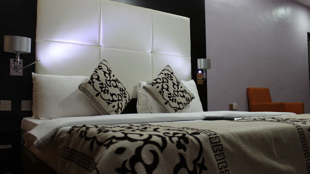 ดาวน์ทาวน์ รอยัล โฮเต็ล Gra Hotel อีเคจา ภายนอก รูปภาพ