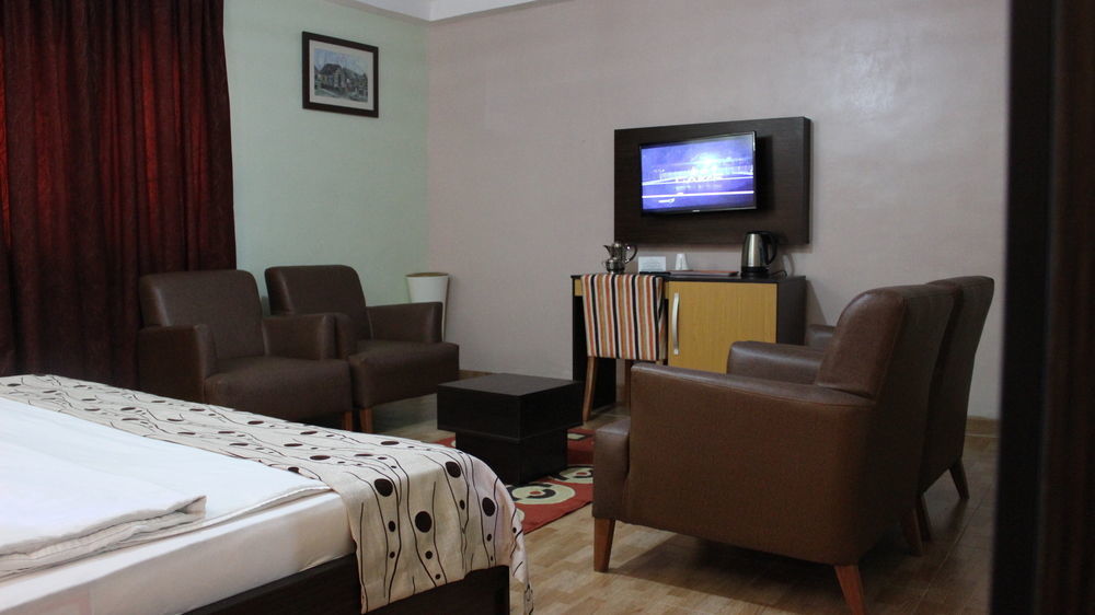 ดาวน์ทาวน์ รอยัล โฮเต็ล Gra Hotel อีเคจา ภายนอก รูปภาพ