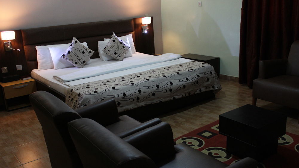 ดาวน์ทาวน์ รอยัล โฮเต็ล Gra Hotel อีเคจา ภายนอก รูปภาพ