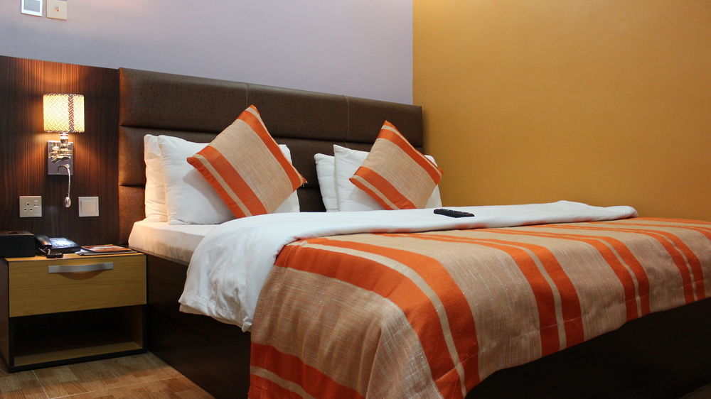 ดาวน์ทาวน์ รอยัล โฮเต็ล Gra Hotel อีเคจา ภายนอก รูปภาพ