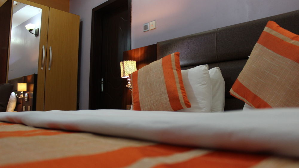 ดาวน์ทาวน์ รอยัล โฮเต็ล Gra Hotel อีเคจา ภายนอก รูปภาพ