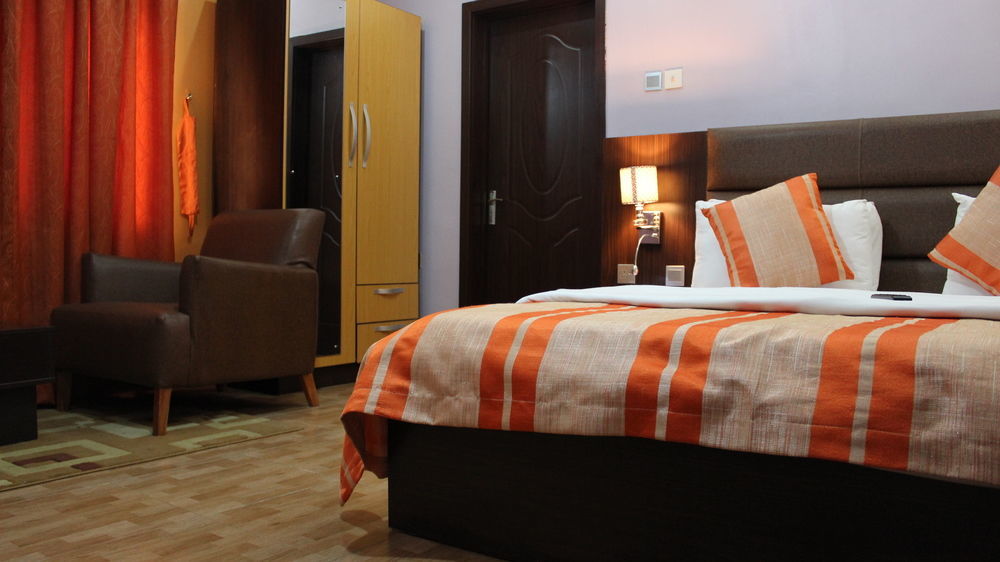 ดาวน์ทาวน์ รอยัล โฮเต็ล Gra Hotel อีเคจา ภายนอก รูปภาพ
