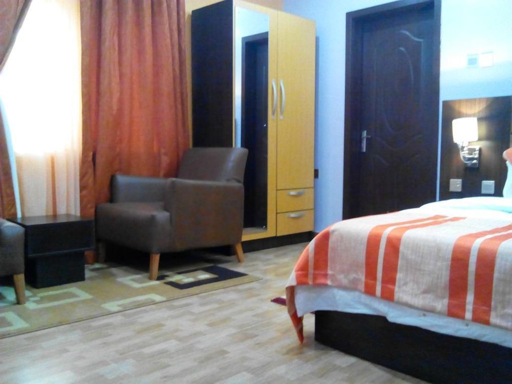 ดาวน์ทาวน์ รอยัล โฮเต็ล Gra Hotel อีเคจา ภายนอก รูปภาพ