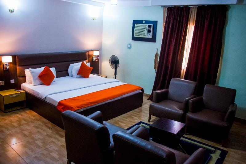 ดาวน์ทาวน์ รอยัล โฮเต็ล Gra Hotel อีเคจา ภายนอก รูปภาพ