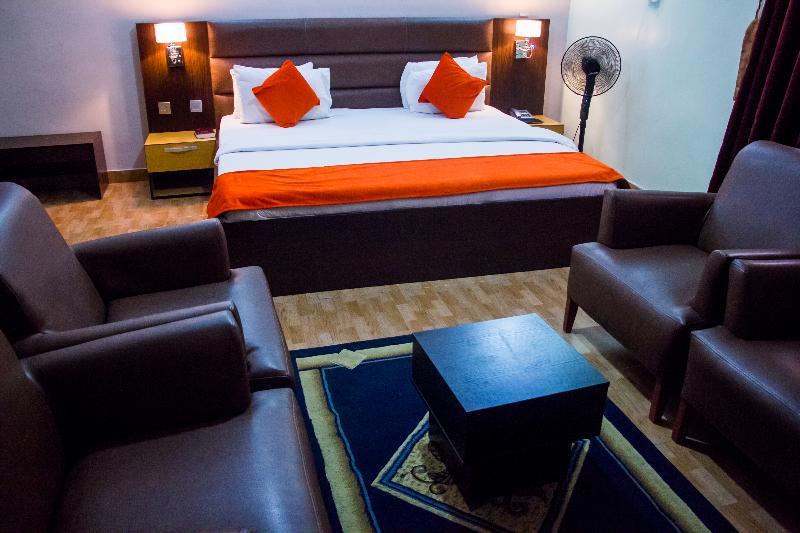 ดาวน์ทาวน์ รอยัล โฮเต็ล Gra Hotel อีเคจา ภายนอก รูปภาพ