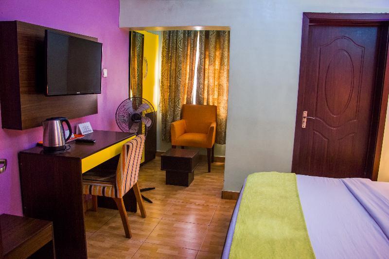 ดาวน์ทาวน์ รอยัล โฮเต็ล Gra Hotel อีเคจา ภายนอก รูปภาพ