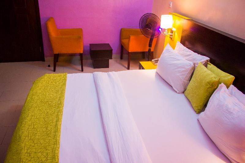 ดาวน์ทาวน์ รอยัล โฮเต็ล Gra Hotel อีเคจา ภายนอก รูปภาพ