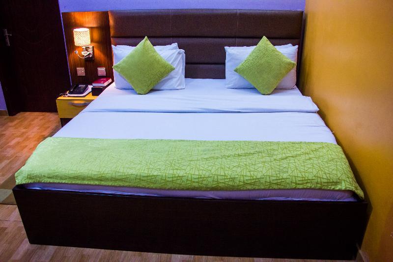 ดาวน์ทาวน์ รอยัล โฮเต็ล Gra Hotel อีเคจา ภายนอก รูปภาพ
